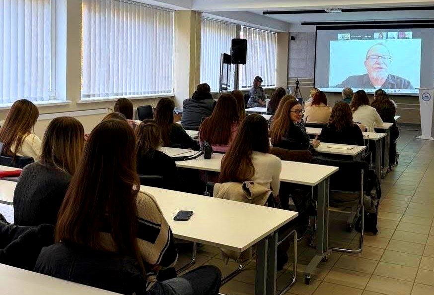 Жваве обговорення актуальних питань академічного письма під час зустрічі з професором Девідом Лівінгстоном.jpg